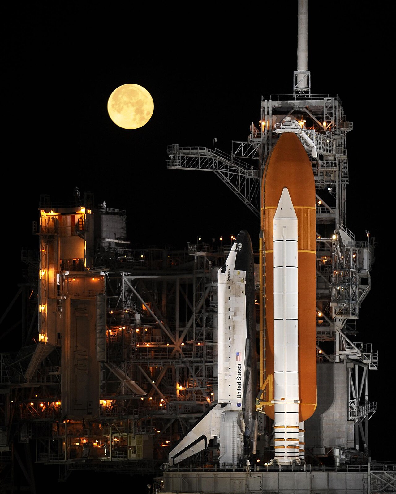 Space Shuttle Discovery under a full moon, 03-11-09.jpg