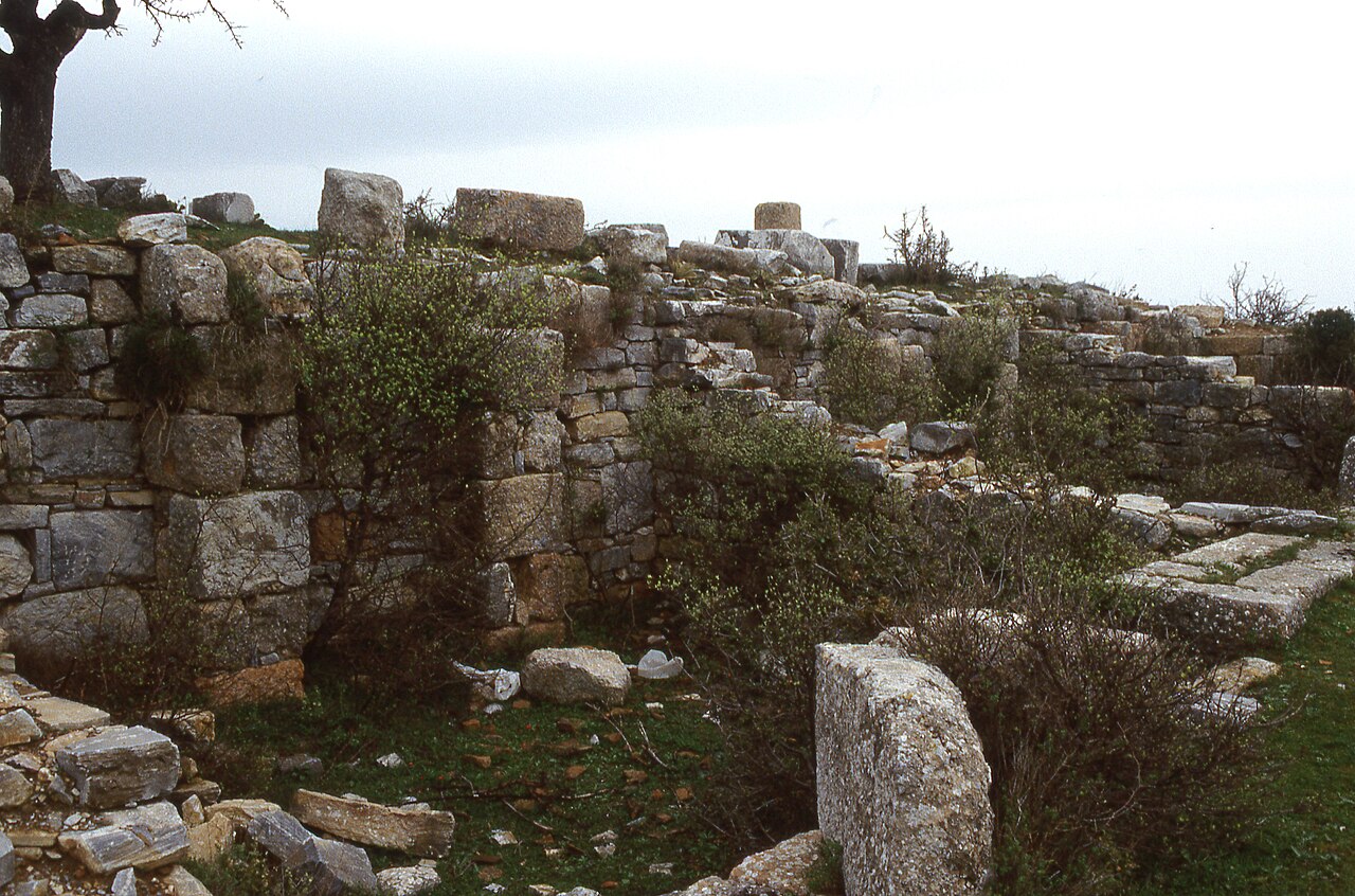 Notion rooms W of temple of Athena terrace (1991).jpg