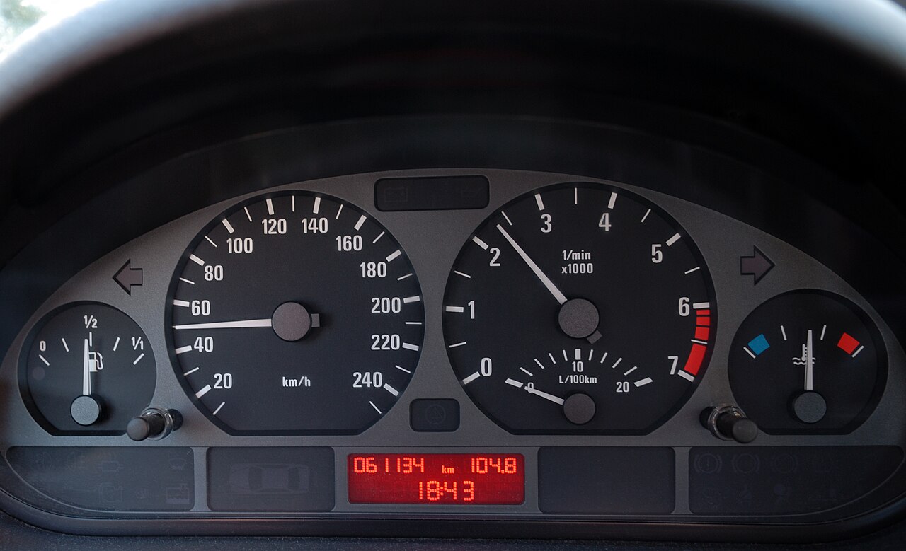 BMW 320i E46 instrument cluster during fuel cut-off (aka).jpg